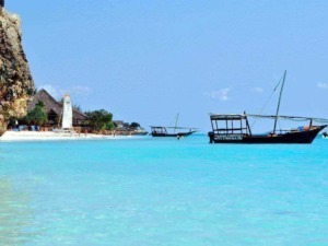 Spiaggia tropicale con barche a vela e acque cristalline in vacanza estiva, paesaggio marino rilassante, destinazione turistica di lusso, spiaggia bianca e acque turchesi, paradiso di mare.