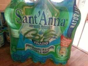 Sant'Anna acqua minerale naturale in bottiglia, fonte di idratazione pura e biodegradabile, ideale per il benessere quotidiano, produzione sostenibile in bioplastica.
