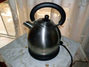 Acciaio inossidabile, bollitore elettrico Klastein, design moderno, ideale per tè e tisane, superficie liscia e manico ergonomico, alimentazione elettrica sicura, perfetto per cucine e uffici.