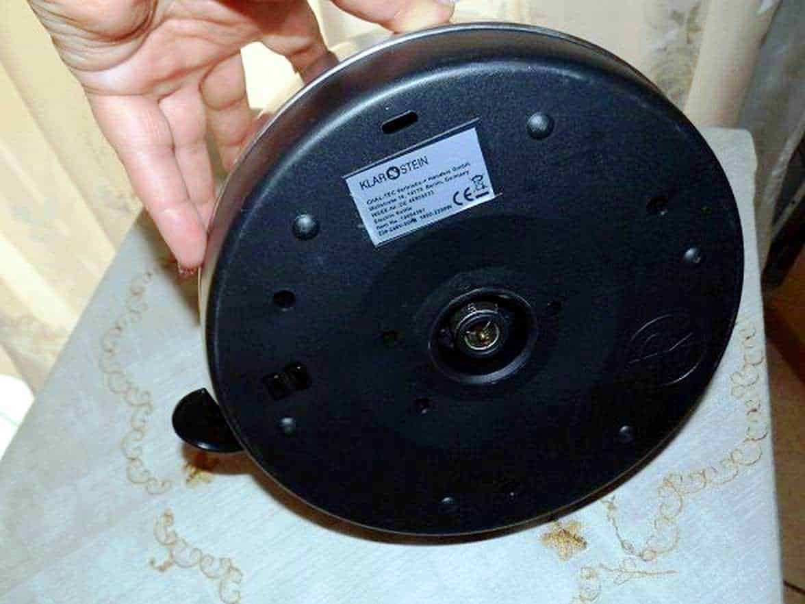 Bollitore KLARSTEIN teiera 2 in 1 dal risparmio termico 4 Base termica del bollitore Klarstein con perno centrale e vano raccoglicavo, ideale per la rotazione a 360 gradi.