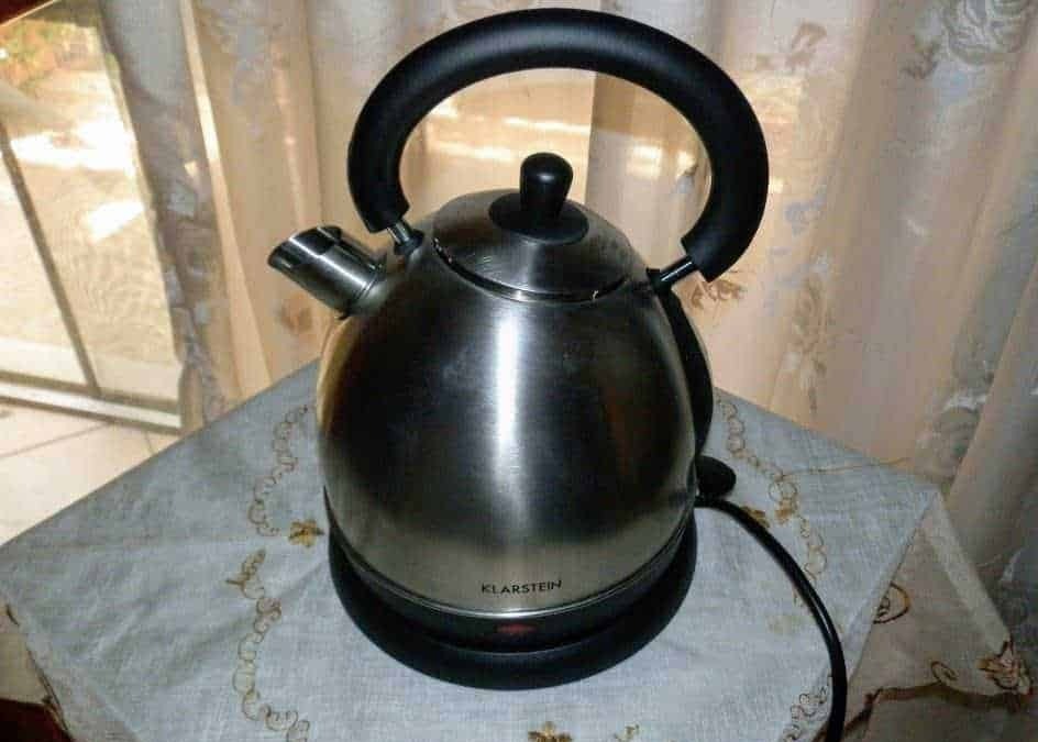 Acciaio inossidabile, bollitore elettrico Klastein, design moderno, ideale per tè e tisane, superficie liscia e manico ergonomico, alimentazione elettrica sicura, perfetto per cucine e uffici.