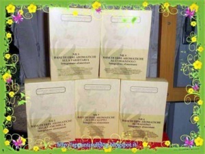 Profumi aromatici per alimenti, vari tipi di erbe e spezie in confezioni, esempio di prodotti naturali e integratori alimentari per la cucina e la salute.