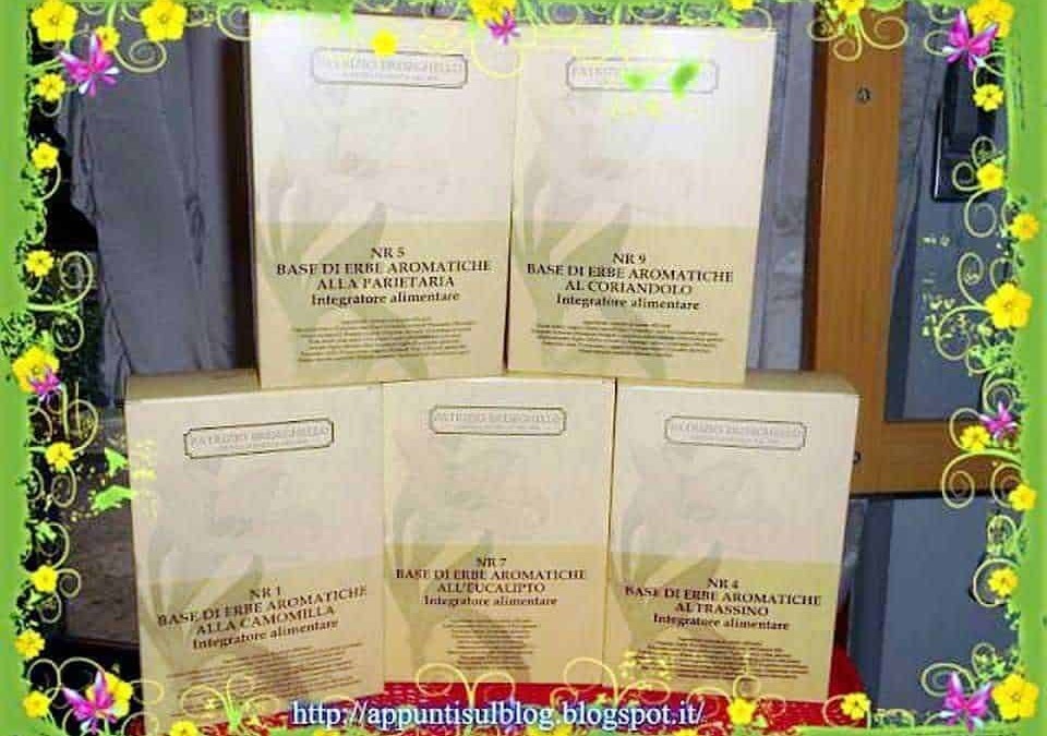 Profumi aromatici per alimenti, vari tipi di erbe e spezie in confezioni, esempio di prodotti naturali e integratori alimentari per la cucina e la salute.