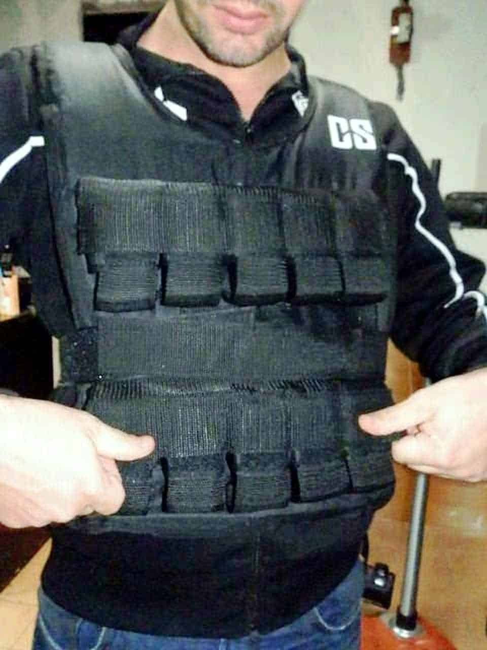 Corpetto tattico nero con cinghie e tasche porta attrezzature, abbigliamento militare o da police. Ottimo per operazioni di sicurezza e forze speciali.