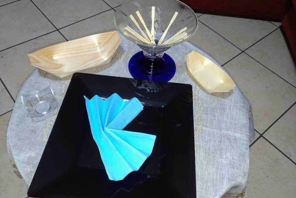 Colorata artigianale di carta piegata, decorazioni da tavola per feste, originali elementi di design, stile creativo, atmosfera festosa, festa, festa di compleanno.