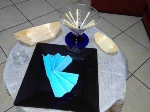 Colorata artigianale di carta piegata, decorazioni da tavola per feste, originali elementi di design, stile creativo, atmosfera festosa, festa, festa di compleanno.