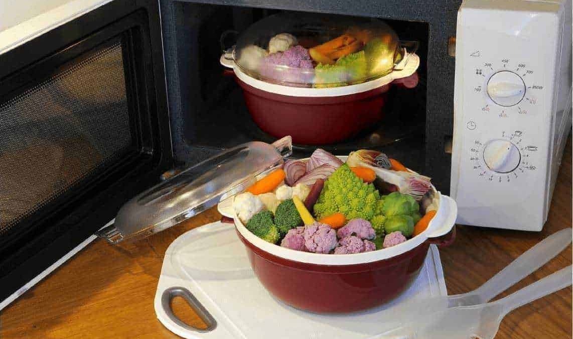Verdure fresche e surgelate in ciotole, pronte per essere cotte nel forno a microonde, immagini di preparazione e alimentazione sana, ricette vegetariane, cibo naturale.