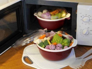 Verdure fresche e surgelate in ciotole, pronte per essere cotte nel forno a microonde, immagini di preparazione e alimentazione sana, ricette vegetariane, cibo naturale.