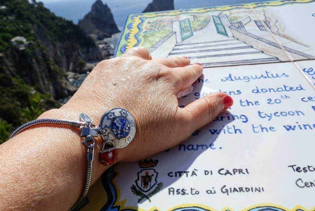 Un esempio di diario di viaggio con vista panoramica del mare e delle scogliere di Capri, carta illustrata con scritte a mano, perfetta per appunti di viaggio o storytelling in viaggio.