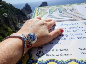 Un esempio di diario di viaggio con vista panoramica del mare e delle scogliere di Capri, carta illustrata con scritte a mano, perfetta per appunti di viaggio o storytelling in viaggio.