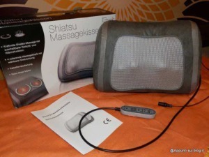 Massaggiatore Shiatsu per cervicale con funzione riscaldante, telecomando e design compatto, ideale per alleviare tensione e stress muscolare a casa o in ufficio.