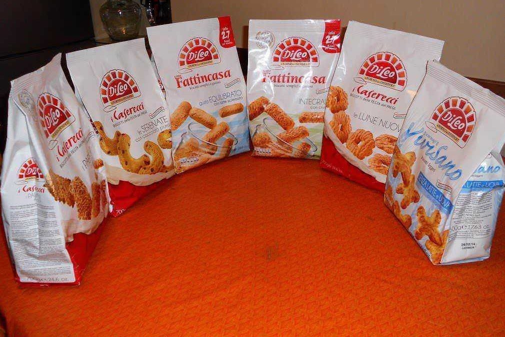 Dielé snack e biscotti assortiti su tavolo in casa, con vari gusti e texture, ideale per accompagnare momenti di relax o pausa merenda, ricchi di sapore e croccantezza.