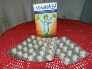 Integratori Immunacea in blister con confezione illustrata, contro infezioni e raffreddore, integratore a base di echinacea rilassante, in polvere o compresse.