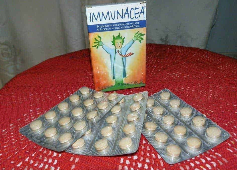 Integratori Immunacea in blister con confezione illustrata, contro infezioni e raffreddore, integratore a base di echinacea rilassante, in polvere o compresse.