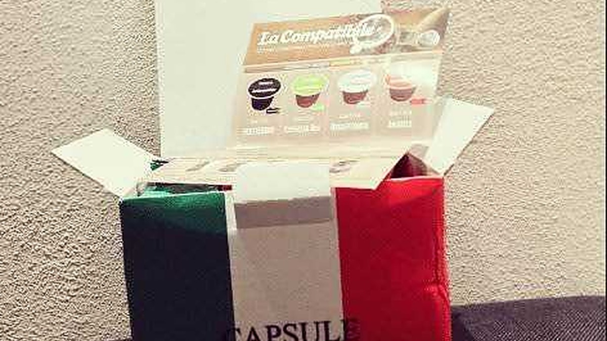 Capsule di caffè espresso italiano in una scatola con bandiera italiana, ideale per preparare gustosi espresso a casa o in ufficio. Perfetta per gli amanti del caffè autentico e di alta qualità.