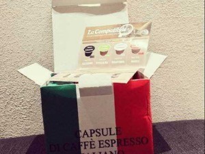 Capsule di caffè espresso italiano in una scatola con bandiera italiana, ideale per preparare gustosi espresso a casa o in ufficio. Perfetta per gli amanti del caffè autentico e di alta qualità.