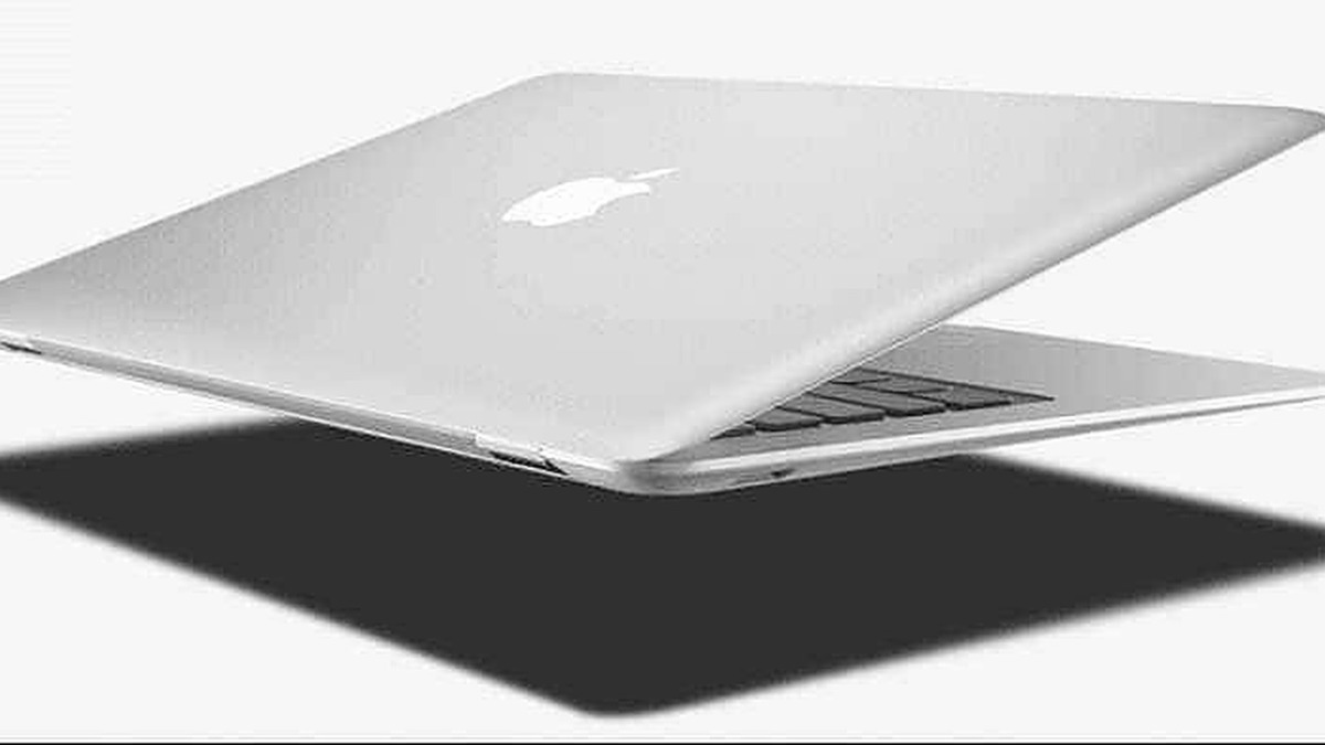MacBook Air portatile sottile e leggero su scrivania