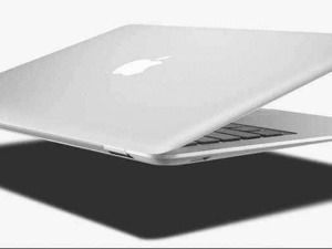 MacBook Air portatile sottile e leggero su scrivania