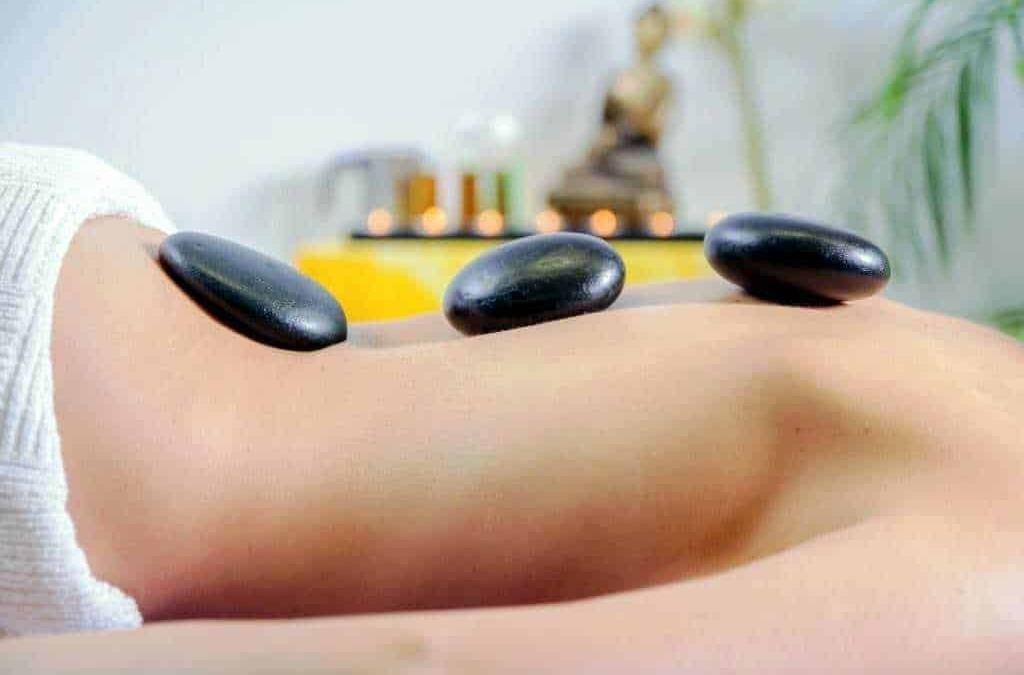 Massaggi con pietre calde su schiena, trattamento benessere e relax, spa e terapie termali, benessere corpo e mente, tecniche di terapia olistica, Appunti Sul Blog.