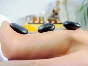 Massaggi con pietre calde su schiena, trattamento benessere e relax, spa e terapie termali, benessere corpo e mente, tecniche di terapia olistica, Appunti Sul Blog.