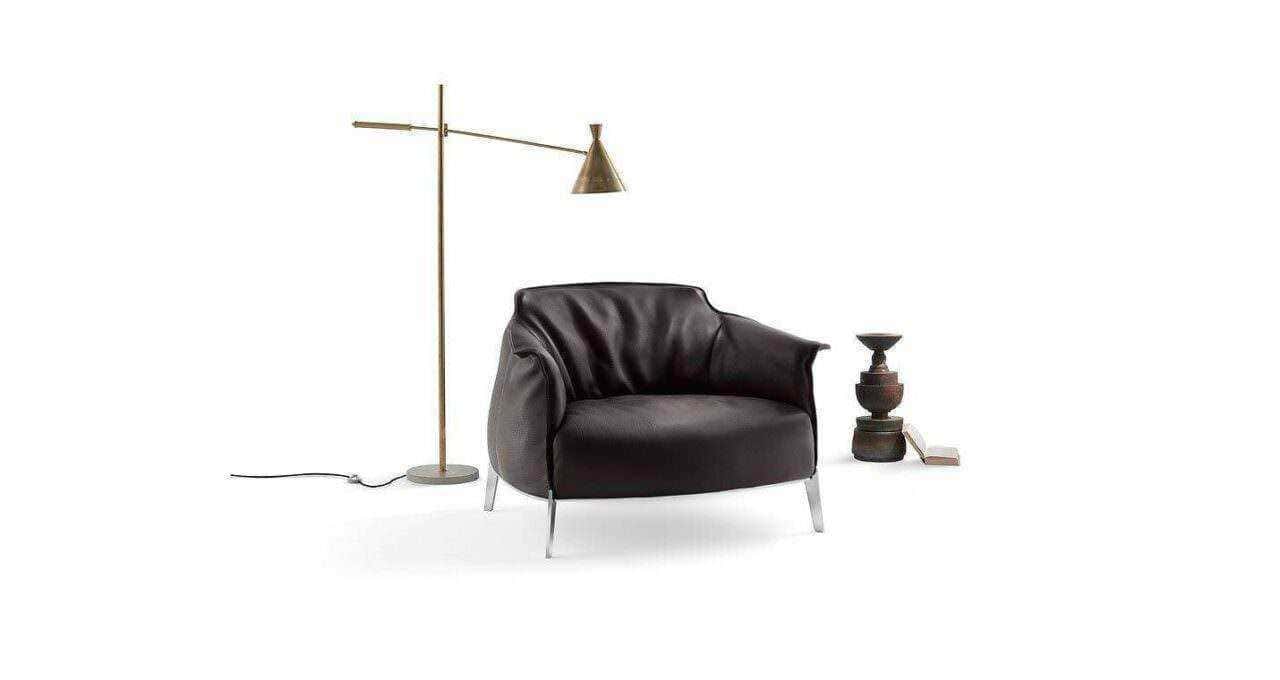 Sedia moderna in pelle nera con lampada da terra e vaso di design stile minimalista, arredamento di lusso per soggiorno o studio. Appunti sul blog, design di interni e tendenze dell’arredamento.