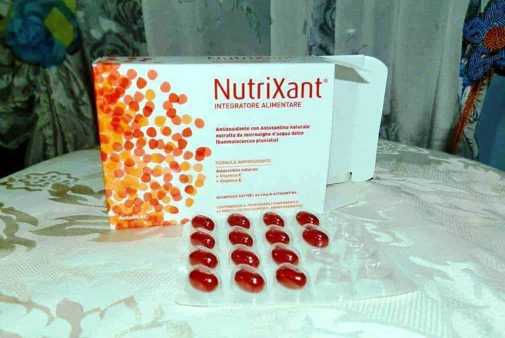 Integratore NutriXant con astaxantina, vitamine C ed E, capsule rosse, supporto antiossidante, integratore alimentare naturale, per rafforzare il sistema immunitario e combattere i radicali liberi.