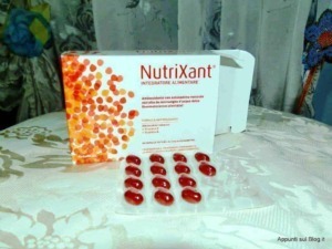 Integratore NutriXant con astaxantina, vitamine C ed E, capsule rosse, supporto antiossidante, integratore alimentare naturale, per rafforzare il sistema immunitario e combattere i radicali liberi.