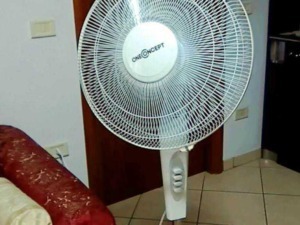 Ventilatore a piantana: Ventilatore a torre ONe CONCEPT in soggiorno, ideale per mantenere fresca la casa e migliorare il comfort in estate. Design compatto e funzionale, perfetto per ambienti domestici e uffici.