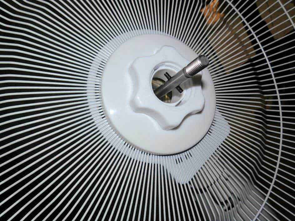 Filtro di un ventilatore a soffitto con protezione a griglia bianca.