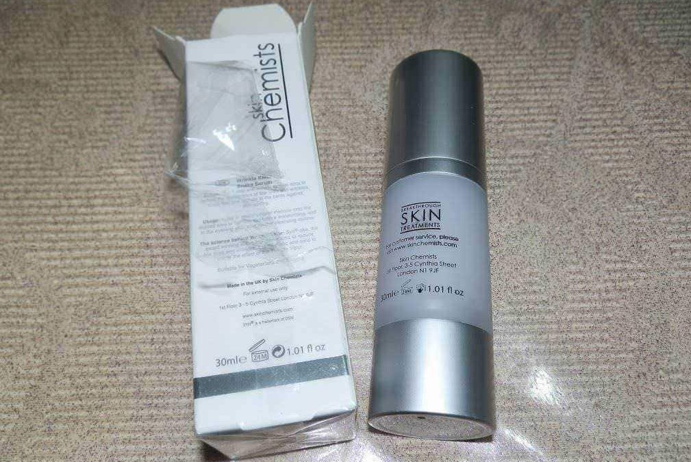 Profumo Skin Chemists, trattamento skin care anti-età in confezione moderna e elegante. Prodotti per la cura della pelle, anti-invecchiamento, idratazione e luminosità naturale.