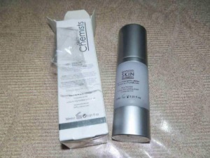 Profumo Skin Chemists, trattamento skin care anti-età in confezione moderna e elegante. Prodotti per la cura della pelle, anti-invecchiamento, idratazione e luminosità naturale.