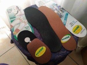 Scarpe ortopediche NOENE per ammortizzazione e comfort durante camminate e attività quotidiane. Ideali per alleviare il dolore ai piedi, alle gambe e alla schiena. Tecnologia svizzera di alta qualità.