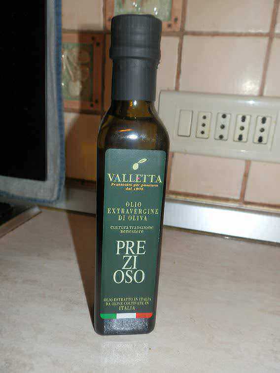 Valletta olio extravergine di oliva, pregiato e naturale, ideale per condimenti e cucina sana, prodotto in Italia, tradizione di qualità, ricco di benefici per la salute.