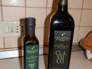 Olio extravergine di oliva VALLETTA predicato e Classico, bottiglie di diversa dimensione in cucina.