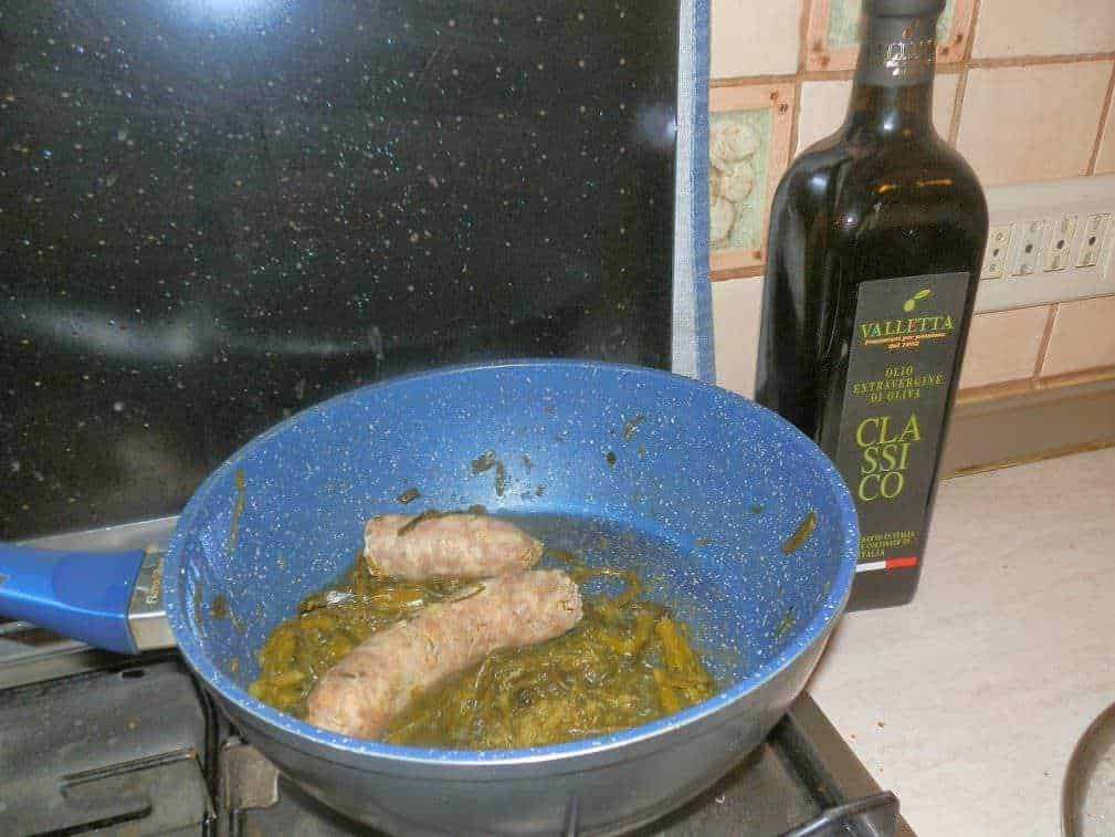 FileName: preparazione-salsiccia-e-cipolla-in-padella.jpg.