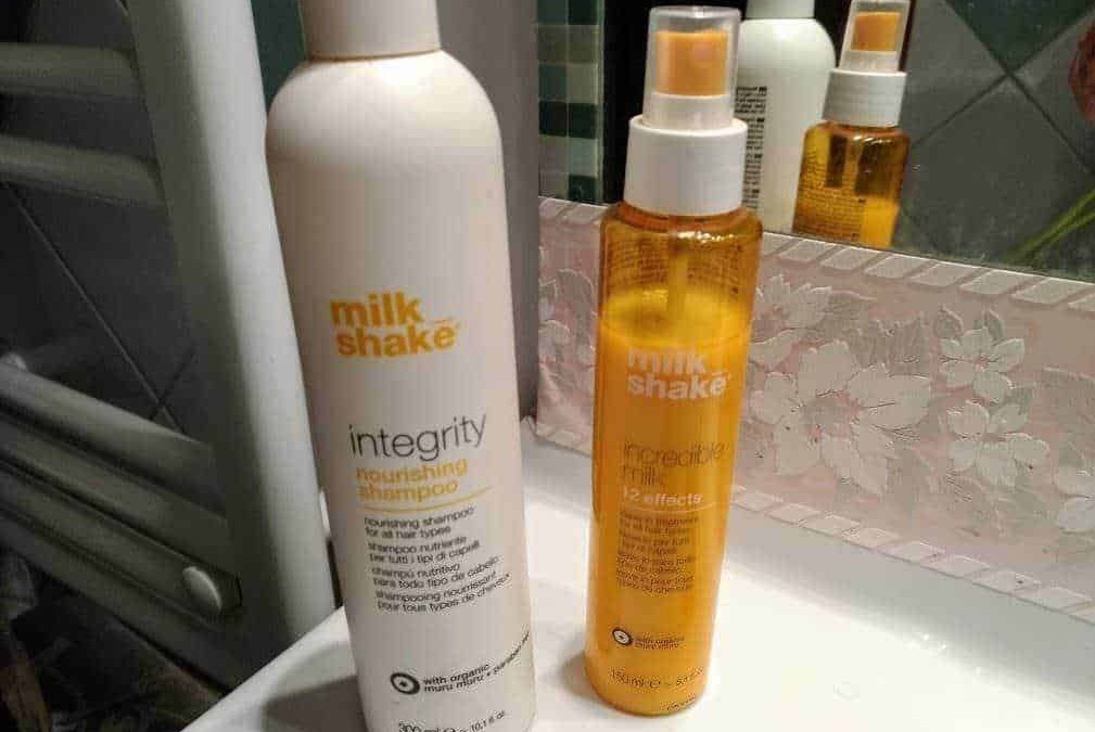 Milk Shake integrity nourishing shampoo e spray rinforzante per capelli, prodotti per la cura dei capelli in bagno, ideale per capelli di tutti i tipi, packaging con etichette gialle e bianche.
