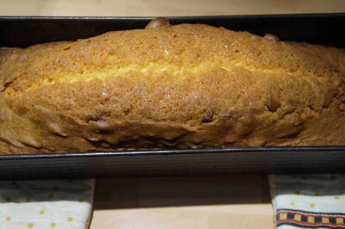 Torta alla frutta preparata con biscotti digestivi