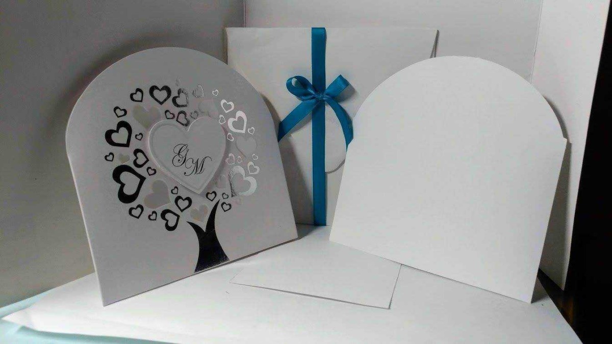 Alto testo: Cartoline di auguri di matrimonio con decorazioni a forma di cuore e alberi stilizzati, in bianco e nero, con spazio personalizzabile per messaggi speciali.