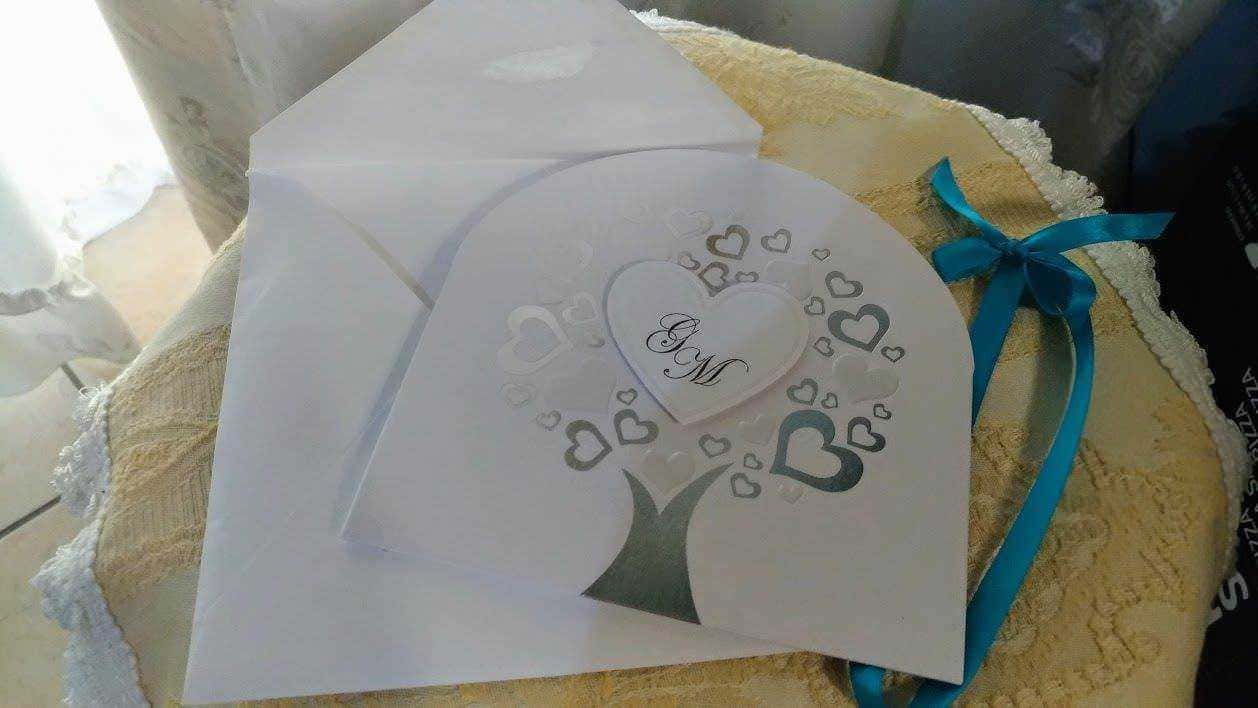 Fai da te: Come creare inviti di nozze originali 2 - Carte di invito per matrimonio con cuore, albero di amore e decorazioni eleganti, perfetta per eventi speciali e celebrazioni romantiche.