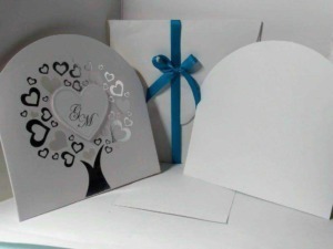 Alto testo: Cartoline di auguri di matrimonio con decorazioni a forma di cuore e alberi stilizzati, in bianco e nero, con spazio personalizzabile per messaggi speciali.