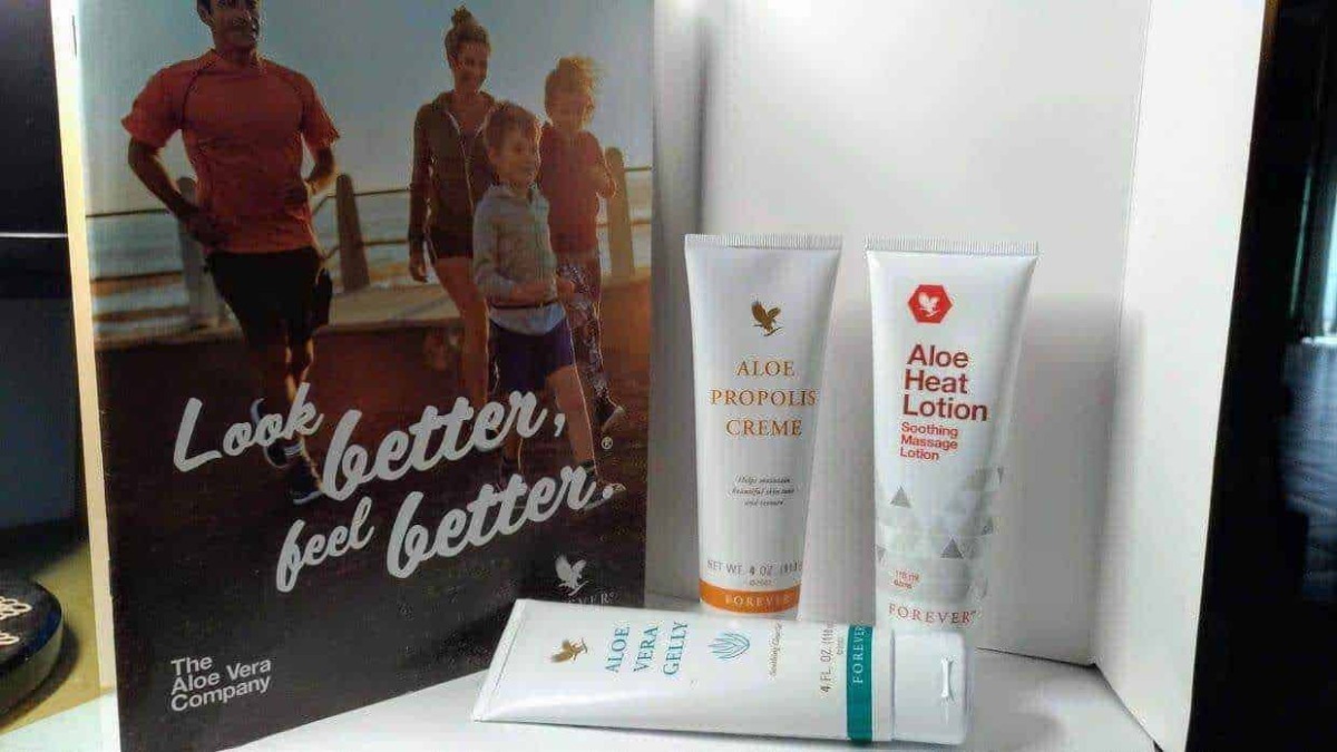 Aloe Propoli Creme e Aloe Heat Lotion per il benessere e il sollievo muscolare, prodotti naturali a base di aloe vera per skin care e massaggi, presentati in un display promozionale.