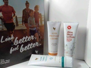 Aloe Propoli Creme e Aloe Heat Lotion per il benessere e il sollievo muscolare, prodotti naturali a base di aloe vera per skin care e massaggi, presentati in un display promozionale.