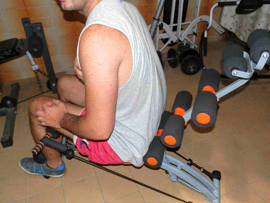 Allenamento fitness in casa con attrezzi per esercizi cardiovascolari e di rafforzamento muscolare, immagini di allenamento in sala dedicata.