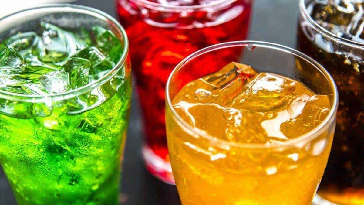 Bibite gaseose di diversi colori in bicchieri con ghiaccio, ideali per rinfrescarsi in estate. Le immagini mostrano le varie varianti di bibite frizzanti e colorate, perfette per ogni occasione.