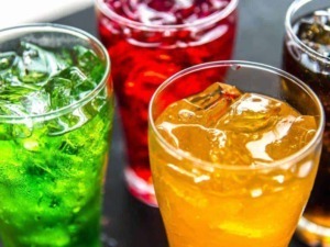 Bibite gaseose di diversi colori in bicchieri con ghiaccio, ideali per rinfrescarsi in estate. Le immagini mostrano le varie varianti di bibite frizzanti e colorate, perfette per ogni occasione.