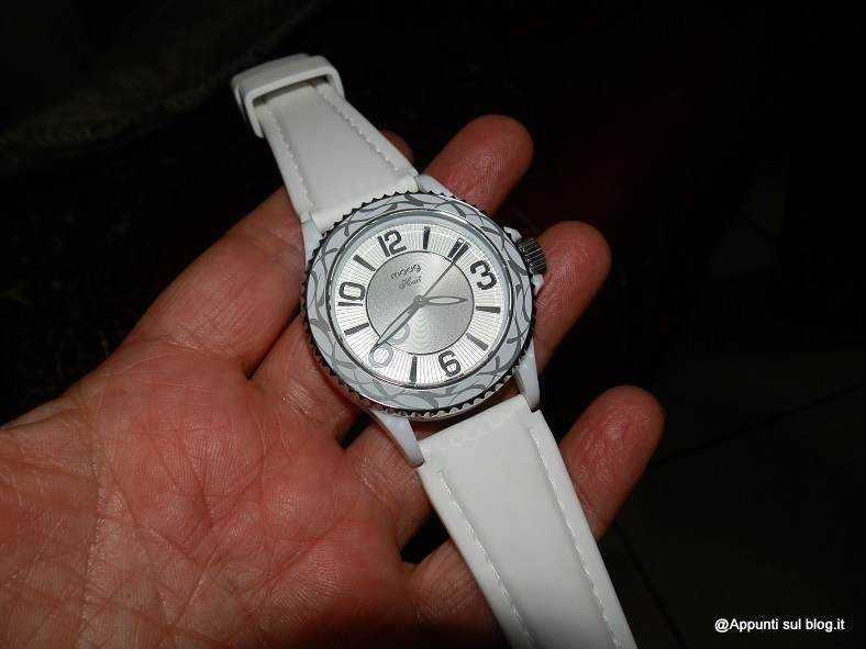 Orologio donna con cinturino bianco e quadrante silver, stile elegante e moderno, perfetto per accessori di moda e business. Orologio di qualità per ogni occasione.