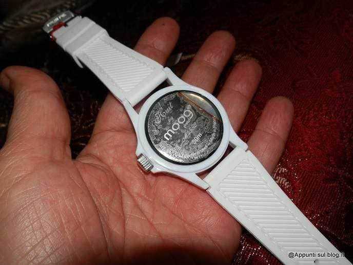 Cassa orologio bianca con cinturino in silicone, vista posteriore con logo e specifiche, orologio sportivo casual da polso, dettagli di design sportivo e moderno.
