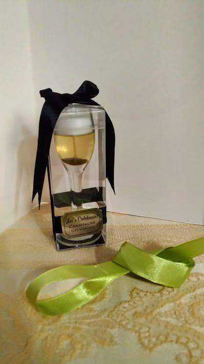 Mini bottiglia di champagne regalo, elegante confezione con fiocco nero e etichetta celebrativa, ideale per occasioni speciali, come festeggiamenti e ricorrenze importanti.