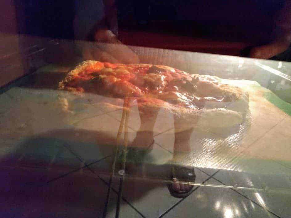 Forno pizza calda croccante con pomodoro e formaggio.