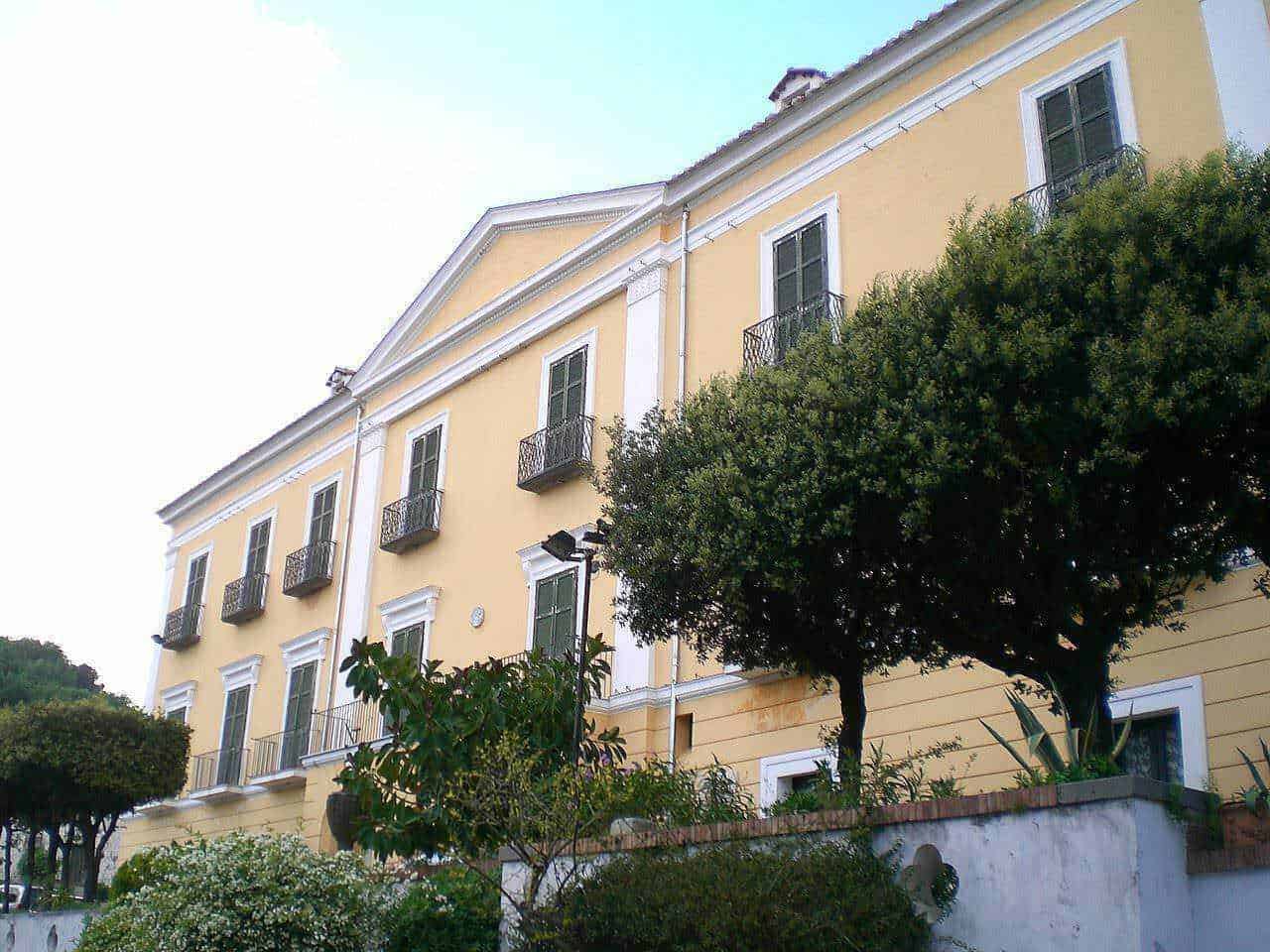 Vietri sul Mare tra faenzere e terme romane 7 Villetta storica in stile italiano con balconi e finestre a vetri, circondata da alberi e piante verdi, in un quartiere tranquillo e ricco di fascino.